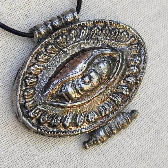 👁️ Vintage Evil Eye Pendant Necklace - Picture 4 of 9